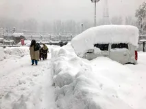 J&K में भारी बर्फबारी, देश से संपर्क टूटा , श्रीनगर हवाई अड्डे से 41 उड़ानें रद्द, जम्मू-श्रीनगर हाईवे भी बंद