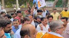 कुमार विश्वास के घर मिठाई लेकर पहुंचे AAP विधायक नरेश बालियान, पुलिस से हुई भिड़ंत

