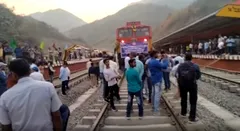 मणिपुर के खोंगसांग पहली बार पहुंची भारतीय रेल, लोगों ने किया जोरदार स्वागत, देखें वीडियो