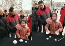 छोटी बच्ची ने अंडों से किया जगब का जादू, देखने वालों के उड़ गए होश




