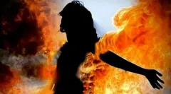 खौफनाकः पति ने सरेआम पत्नी पर डाला पेट्रोल और जिंदा जलाया