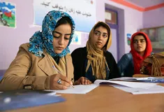 एक और तालिबानी फरमानः अफगानिस्तान में नौकरी करने वाली महिलाओं का बुरा हाल, जानिए कैसे