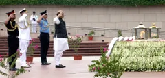 Kargil Vijay Diwas 2022 पर केंद्रीय रक्षा मंत्री राजनाथ सिंह ने शहीद स्मारक अमर जवान पर दी श्रद्धांजलि