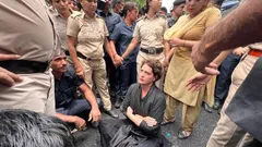 GST और महंगाई के विरोध में प्रियंका गांधी कर रही थीं विरोध प्रदर्शन, पुलिस ने हिरासत में लिया