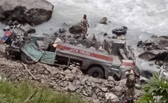 जम्मू-कश्मीर में जवानों से भरी बस का ब्रेक फेल! फिसल कर नदी के पास जा गिरी, छह शहीद