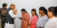 मणिपुर भूस्खलन में शहीद जवानों की वीर नारियों को रक्षा मंत्री राजनाथ सिंह ने किया सम्मानित