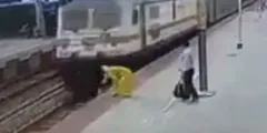 महिला पार कर रही थी रेलवे ट्रैक, 2 सेकंड में दो बार हुआ मौत से सामना, आपको हिला देगा वीडियो



