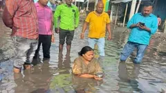 गजबः सड़क पर घुटने भर पानी में बैठ गईं विधायक, लोटे से करने लगी स्नान, मोदी सरकार पर साधा निशाना