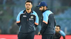 डेथ ओवरों में पिट रहे भारतीय गेंदबाज, फिर भी कोच द्रविड़ ने किया बचाव, कह दी ऐसी बड़ी बात
