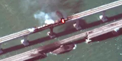 रूस को क्रीमिया से जोड़ने वाले ब्रिज पर धमाके से ठीक पहले पानी में दिखी रहस्यमय लहरें, वीडियो हो रहा वायरल