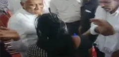 मंत्री ने सरेआम महिला को मारा चांटा, पीड़िता ने पकड़े पैर



