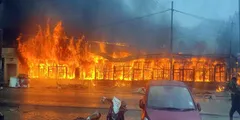 ईटानगर में भीषण आग से 700 दुकानें जलकर खाक, करोड़ों का नुकसान; दमकल पर लापरवाही का आरोप