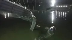 मोरबी पुल हादसे में अब 140 की मौत, मृतकों के परिजनों को मिलेगा इतना मुआवजा, पीएम मोदी का ऐलान