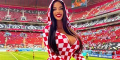 FIFA World Cup: हॉट ड्रेस पहन कर मैच देखने पहुंच गई पूर्व मिस क्रोएशिया, लग सकता है जुर्माना