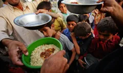 भूख से मर रहा है अफगानिस्तान, बच्चों को खिला रहे हैं नींद की गोलियां, खाने के लिए बेच रहे हैं बेटियां