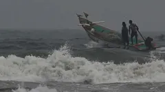 चेन्नई में दिखा चक्रवाती तूफान मांडूस का असर, चार उड़ानें रद्द, 115 करोड़ से बना रैंप टूटा