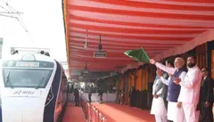 प्रधानमंत्री मोदी ने नागपुर में वंदे भारत एक्सप्रेस को हरी झंडी दिखाई