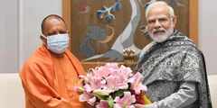 मास्‍क पहनकर PM मोदी से म‍िले CM योगी, दो गज की दूरी पर बैठकर की मुलाकात



