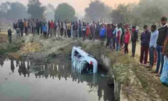 तेज रफ्तार कार गहरे तालाब में गिरी, चार युवकों की डूबकर मौत