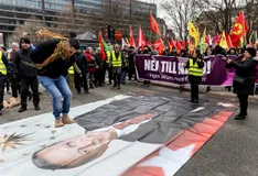 स्वीडन में प्रदर्शनकारियों से सरेआम जलाई कुरान, गुस्से में लाल हुआ तुर्की, लिया ऐसा बड़ा फैसला
