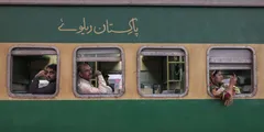 अब पाकिस्तान रेलवे भी हुआ कंगाल, हुआ 24 अरब का घाटा, 8 महीने से नहीं मिली कर्मचारियों को सैलरी