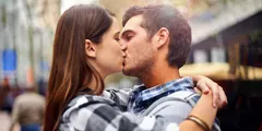 Kiss Day पर रहे सावधान! किस करने से हो सकती हैं ये 5 खतरनाक बीमारियां
