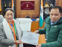 अरुणाचल में नवनिर्वाचित भाजपा विधायक त्सेरिंग ल्हामू ने ली शपथ