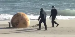 समुद्र तट पर आया रहस्यमयी गोला, देखने वाले रह गए दंग