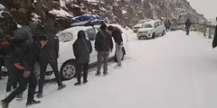 भारी बर्फबारी के कारण सिक्किम में फंसे 900 पर्यटक