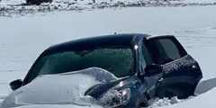 एक हफ्ते तक बर्फ में फंसा रहा कार में बैठा शख्‍स, मिठाइयां खाकर रहा जिंदा 




