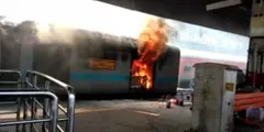 ट्रेन में बहस के बाद शख्स ने सहयात्री को लगा दी आग! 8 लोग घायल