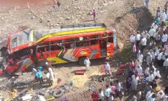 बड़ा हादसा : यात्रियों से भरी बस 50 फीट ऊंचे पुल से गिरी, चालक सहित 15 लोगों की मौत