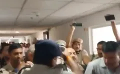 पेशी पर ले जाते वक्त मनीष सिसोदिया के साथ पुलिसवाले ने की ऐसी हरकत, भड़के केजरीवाल, देखें VIDEO