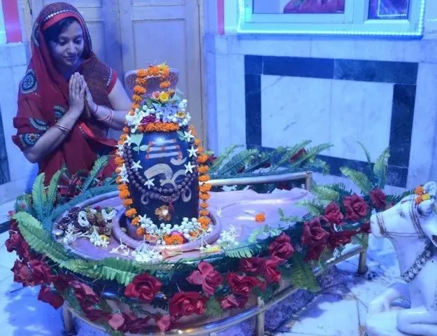भगवान शिव की पूजा करने समय महिलाओं को नहीं करना चाहिए ऐसा, नहीं तो... -  Women should not do this while worshiping Lord Shiva, otherwise... |  Dailynews