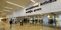 असमः राष्ट्रीय ध्वज पर खड़े होकर अता की नमाज, दिल्ली एयरपोर्ट पर तारिक अजीज हुआ गिरफ्तार