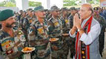 रक्षा मंत्री राजनाथ सिंह ने किया मणिपुर में असम राइफल्स मुख्यालय का दौरा, जवानों का इस तरह बढ़ाया हौसला
