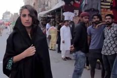 VIDEO: जब लड़कियों ने दिया पाकिस्तानी मनचलों को करारा जवाब