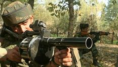 दक्षिण कश्मीर में आतंकवादियों के साथ मुठभेड़, तीन आतंकवादियों के छिपे होने की आशंका