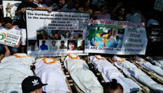 गोरखालैंड की मांग को लेकर दिल्ली के जंतर-मंतर पर निकाली गई शवयात्रा