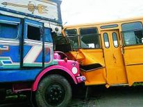 असम सडक़ दुर्घटना में चार लोगों की मौत, 20 घायल 