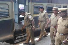 ट्रेन में समय से खाना न मिलने पर रेलवे अधिकारी ने किया कुछ एेसा, होना पड़ा गिरफ्तार