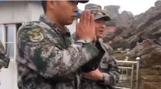 बॉर्डर पर भारत की रक्षा मंत्री ने चीनी सैनिकों से करवाया 'नमस्ते', देखें वीडियो