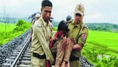 असम में 14 साल के लड़के को बदमाशों ने चलती ट्रेन से फेंका

