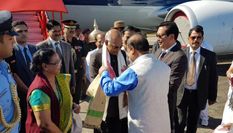 असम पहुंचने पर हिमंत ने किया राष्ट्रपति का स्वागत, ओढ़ाया असामी गमछा