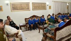 जयपुर में राज्यपाल से मिले असम से आए छात्र