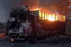 हिंसा के दौरान खड़े ट्रक को लगाने जा रहे थे आग, अंदर रखी चीज को देख कांप गई सबकी रूह