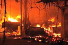 बेकाबू आग,  देखते की देखते जल कर खाक हो गई 10 दुकानें, पढ़े पूरी खबर 