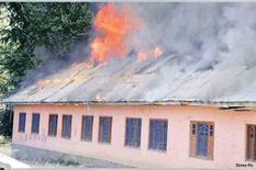 कार्रवाई से नाराज छात्रों का फूटा गुस्सा, स्कूल को किया आग के हवाले