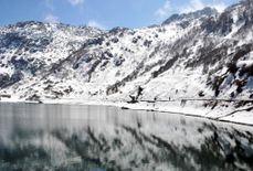 हर मौसम में बदल जाता है सिक्किम के त्सोंगमो झील का रंग, है बेहद खूबसूरत नजारा

