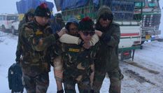अरुणाचल के तवांग में भारी बर्फबारी के बीच सेना ने बचाई 680 लोगों की जान